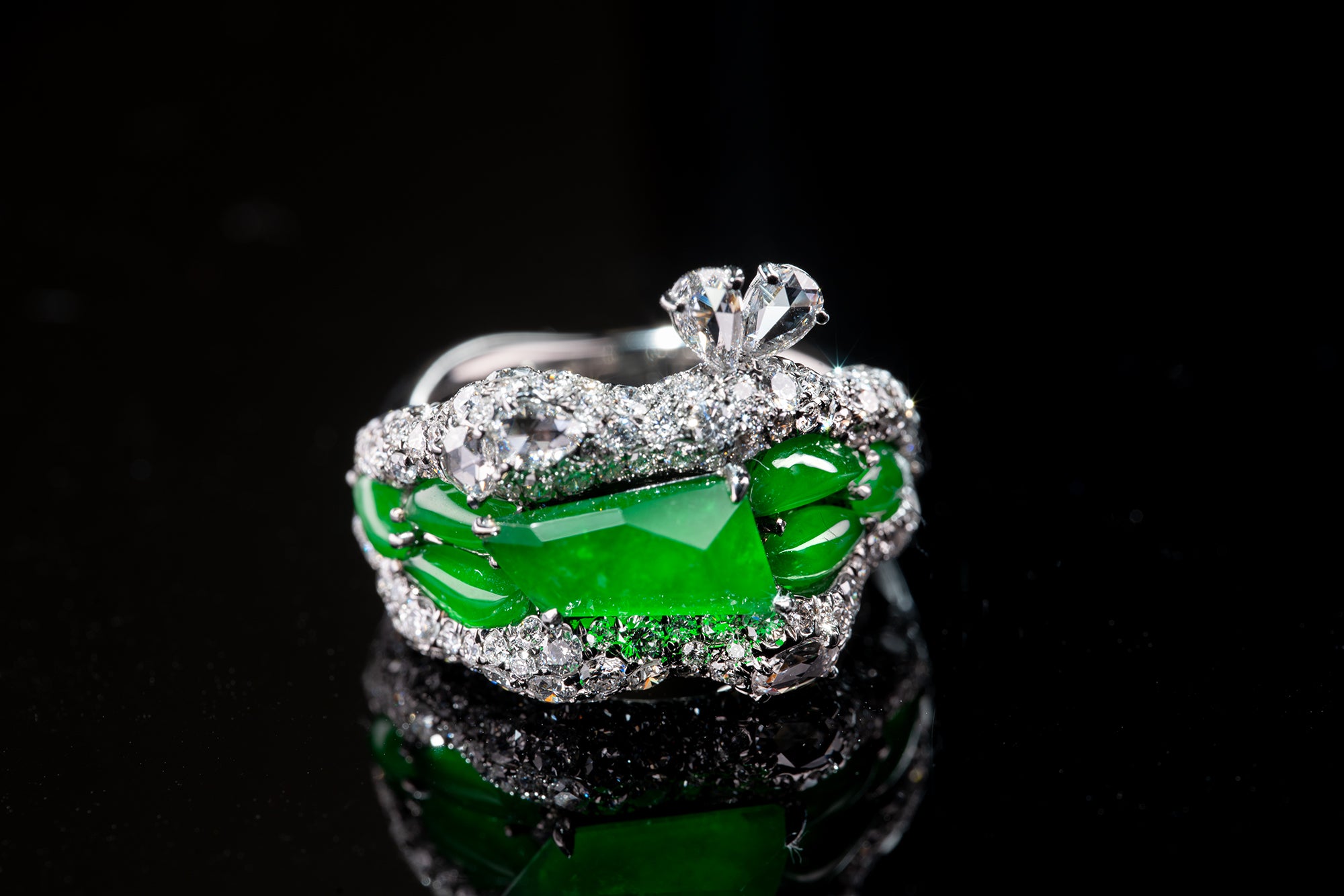 Natural Burmese Green Jadeite And Diamond Ring 帝王綠翡翠及鑽石 
